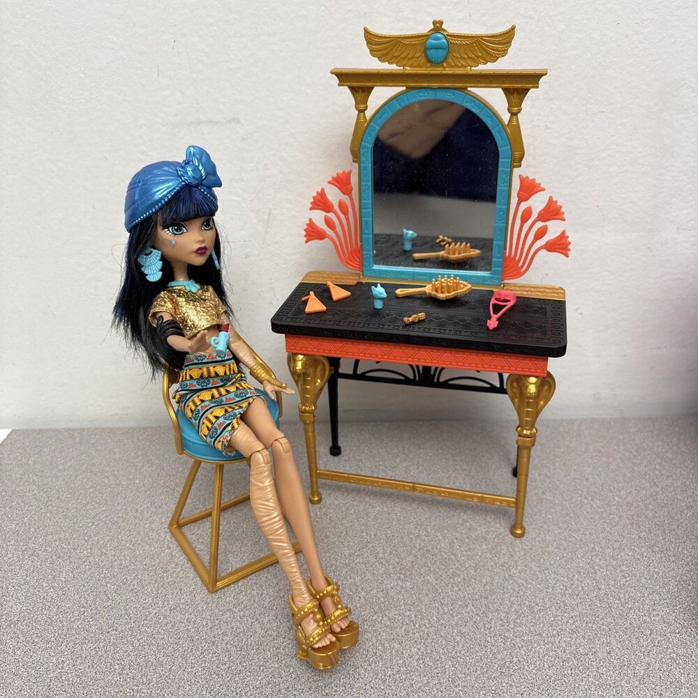 Monster High Cleo de Nile Self Scare Day PlaySet, Doll, Vanity, Chair, Jewelry